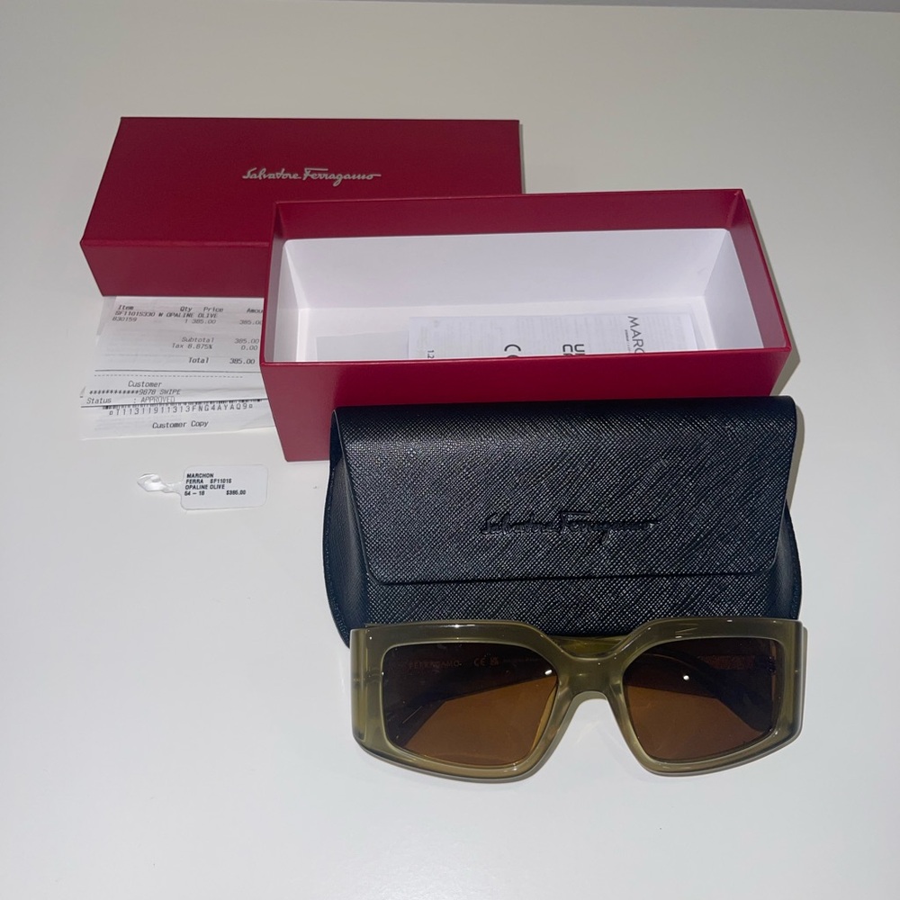 FERRAGAMO Sunglasses item no. 000090000
Color: Opaline olive